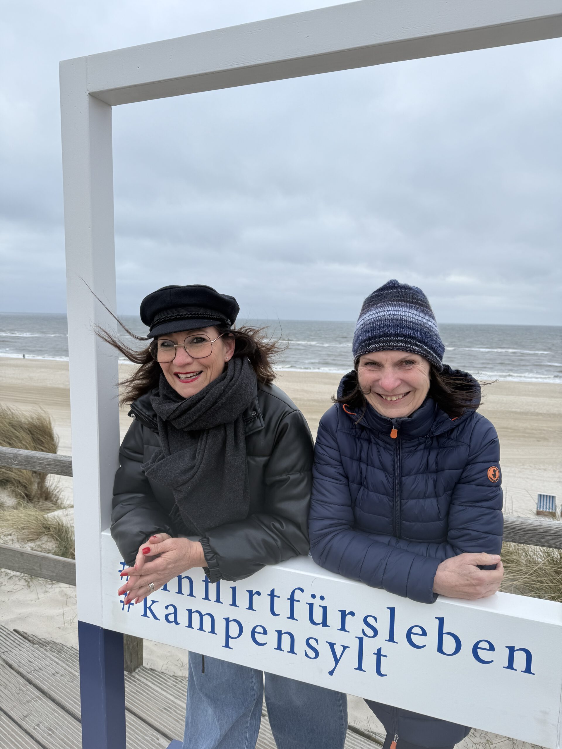 Betty und Liane am Kampen-Schild, verliebt fürs Leben