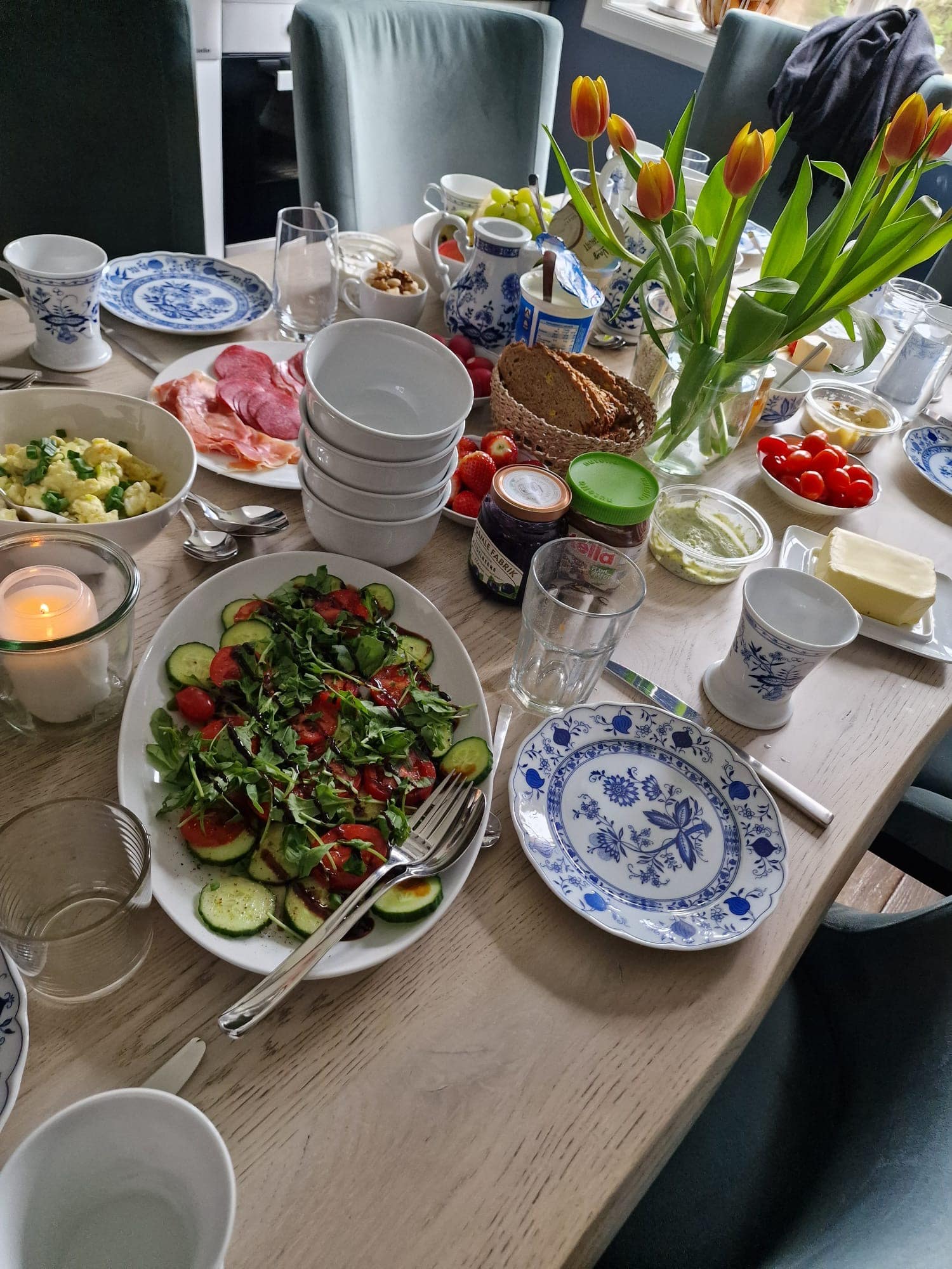 Liebevoll gedeckter Frühstückstisch mit Tulpen